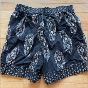 Knox Rose Black and White Patterned Shorts, size small